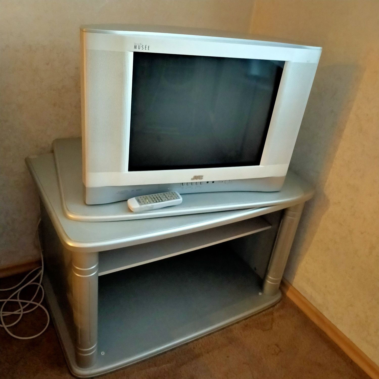 Телевизор,б/у, тумба.