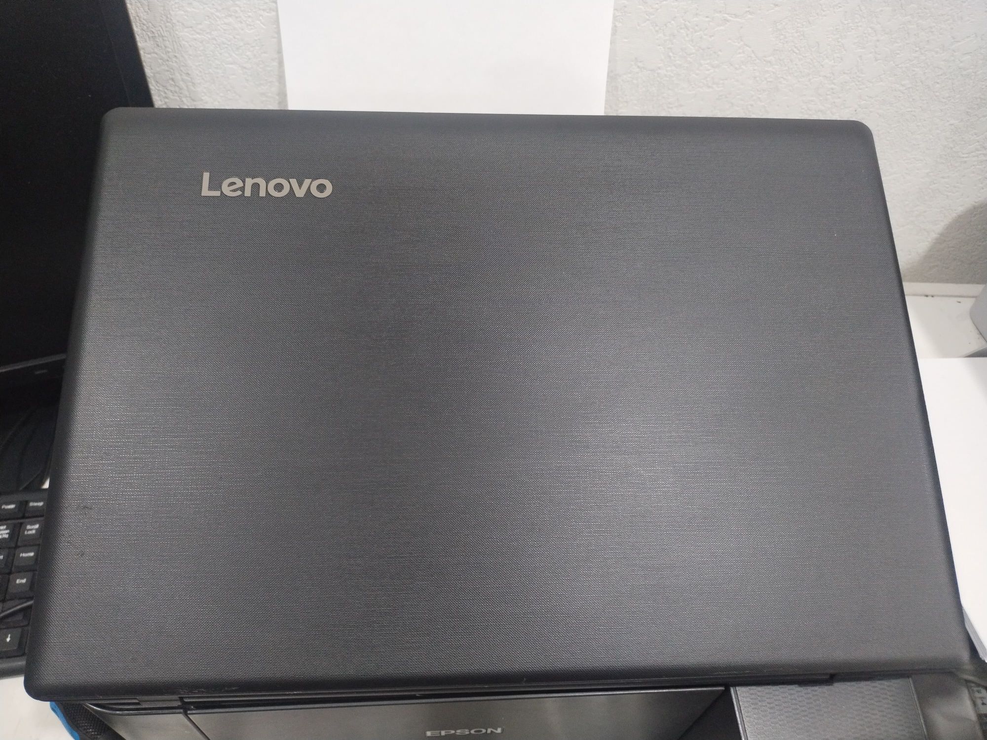 Продается ноутбук Lenovo 
Windows 10
Ssd 240gb
Все необходимые програм