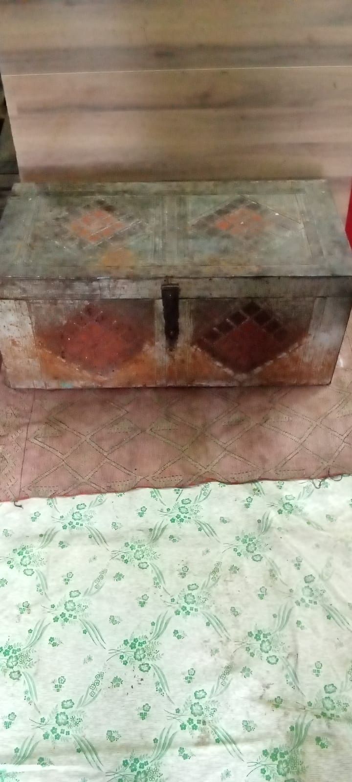 Сундук б/у деревянный.
