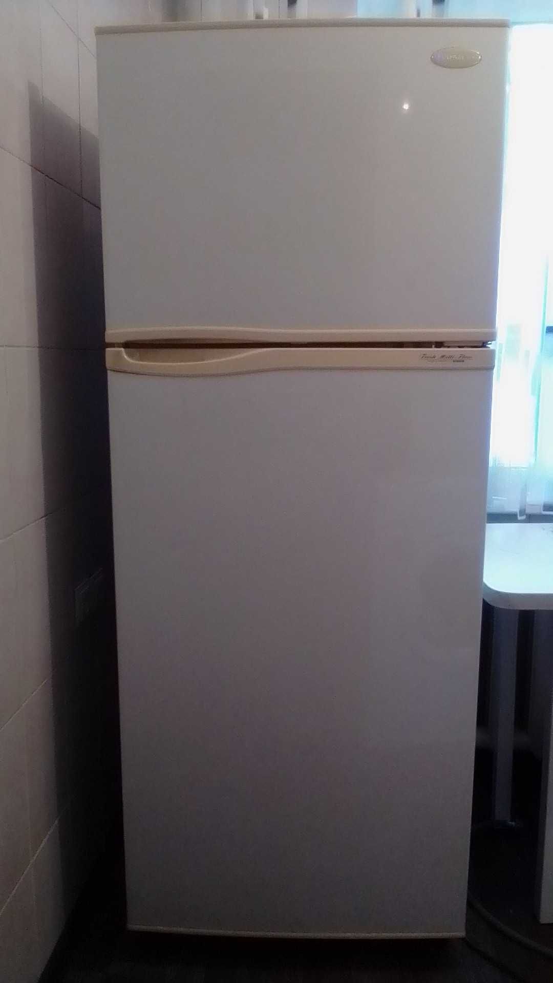 Холодильник полноразмерный, самовывоз, 1 этаж.