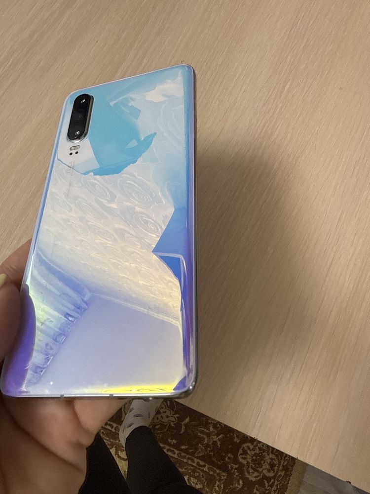 Продам телефон HUAWEI P30