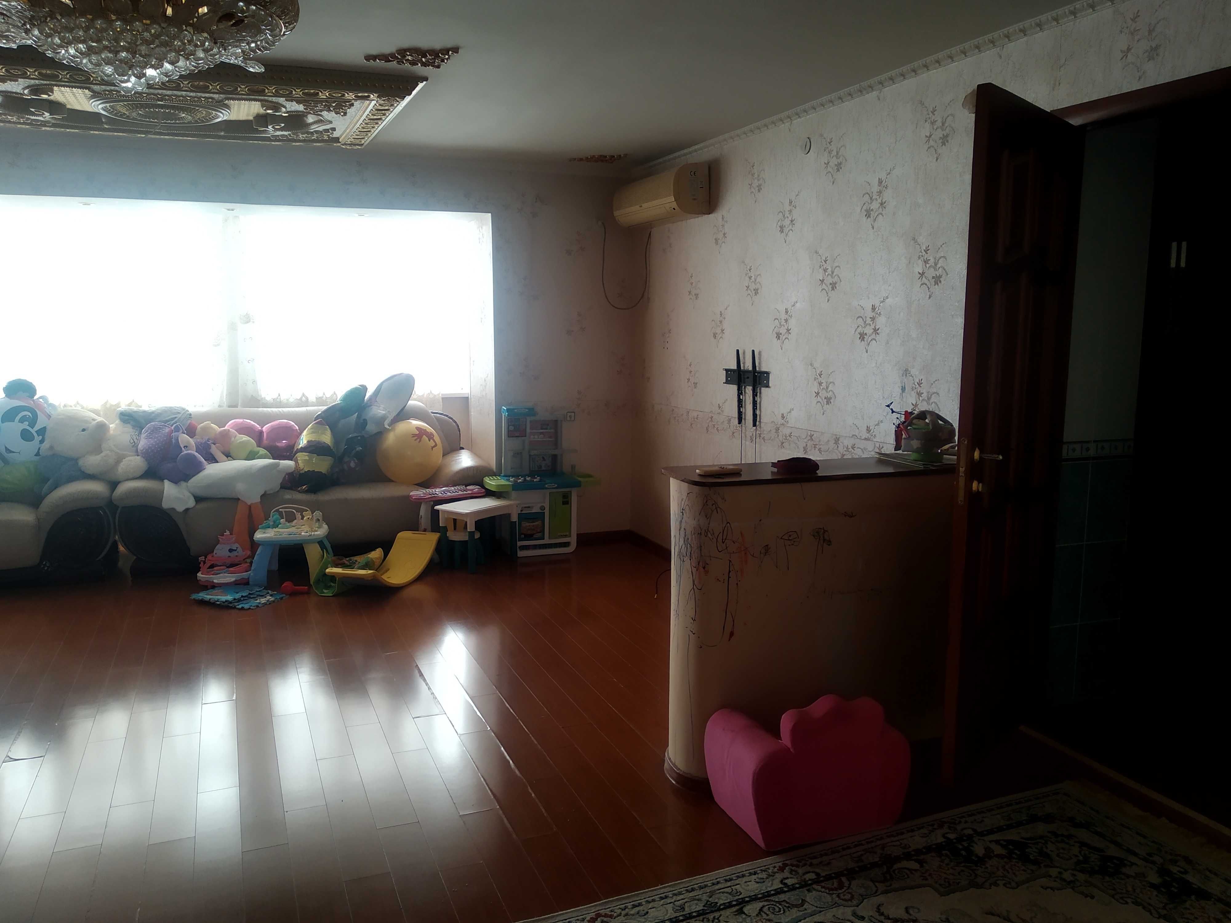 Продам 4-ех комнатную квартиру в районе центрального стадиона