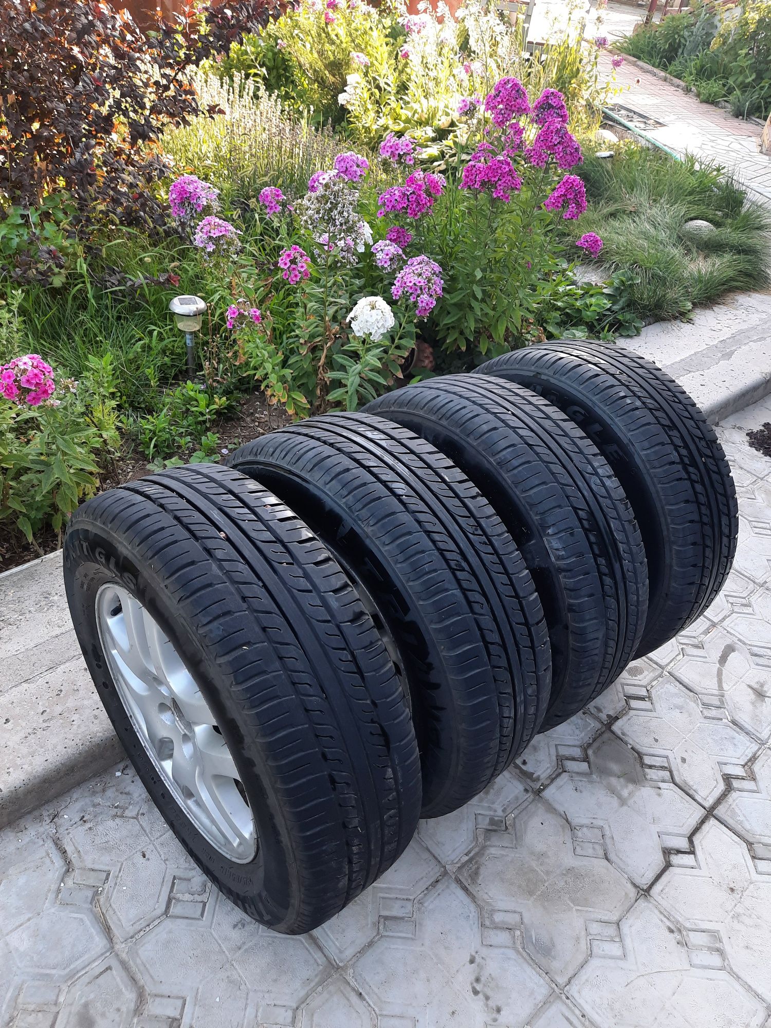 Резина летняя 215/65/16