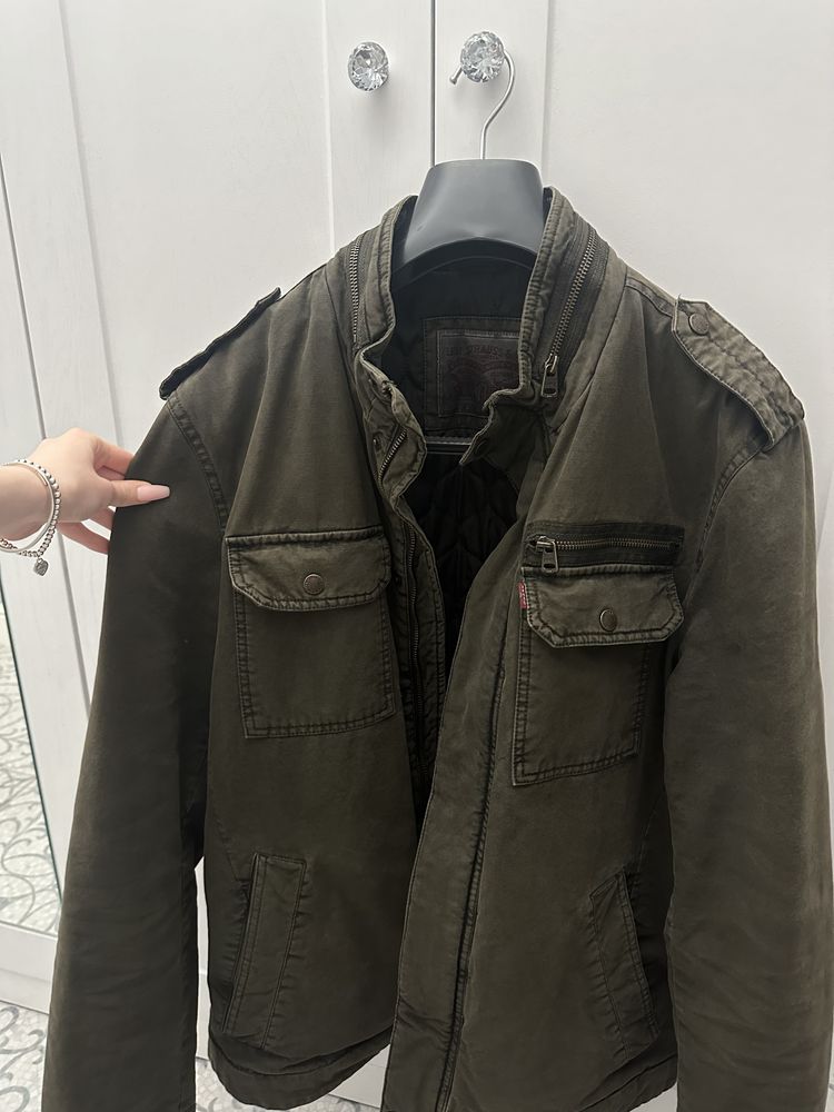 Куртка бренда Levi’s