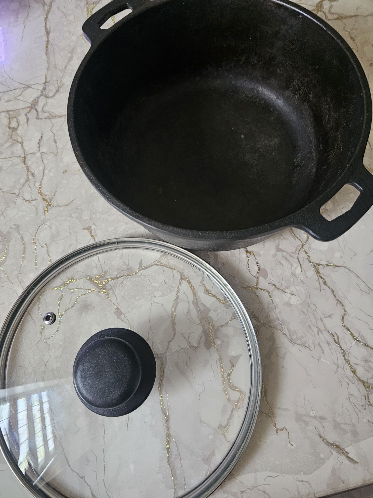 Продам чугунную кастрюлю (казан) 2л
