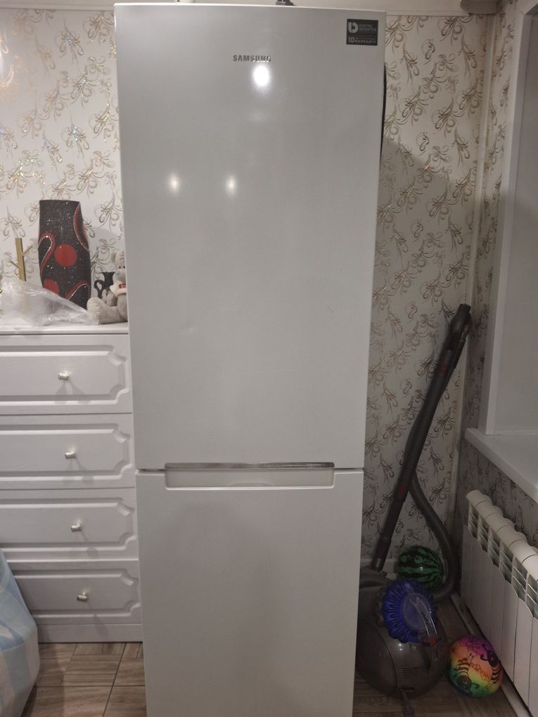 Продам холодильник Самсунг в хорошем слстоянии