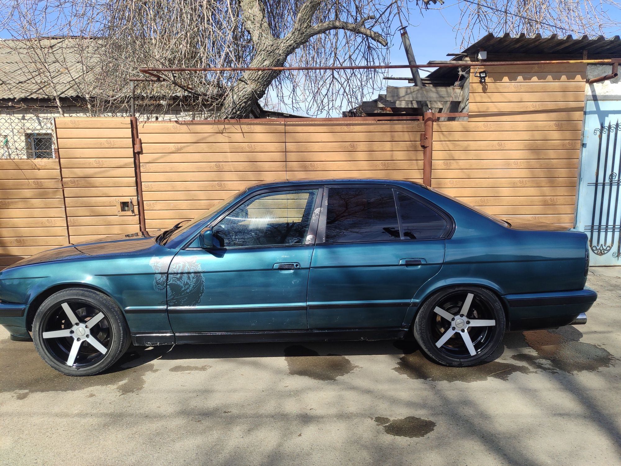 Автомобиль БМВ е 34