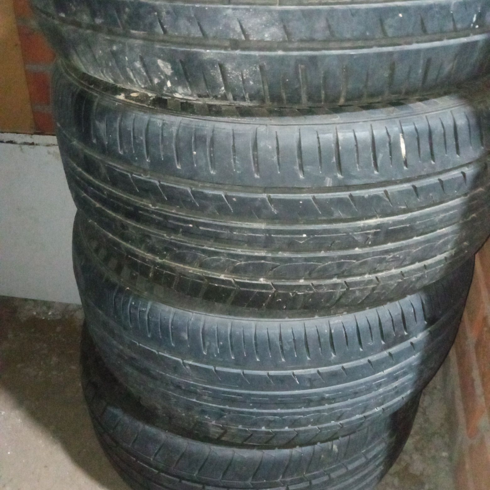 Продам шины 235/45/17