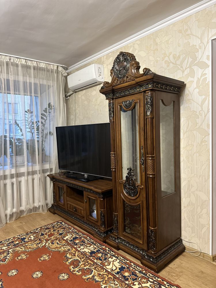 Продат ТВ тумбу со шкафом для сувениров