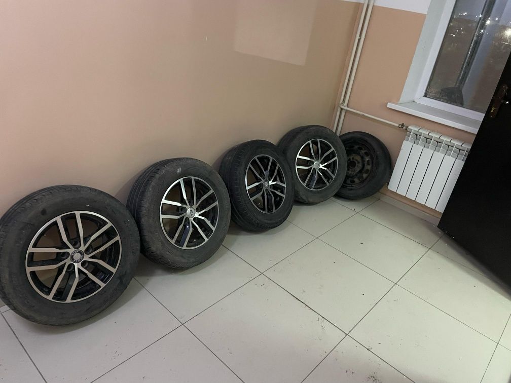 Продам диски с шинами+запаска в подарок , размеры 205/65R15