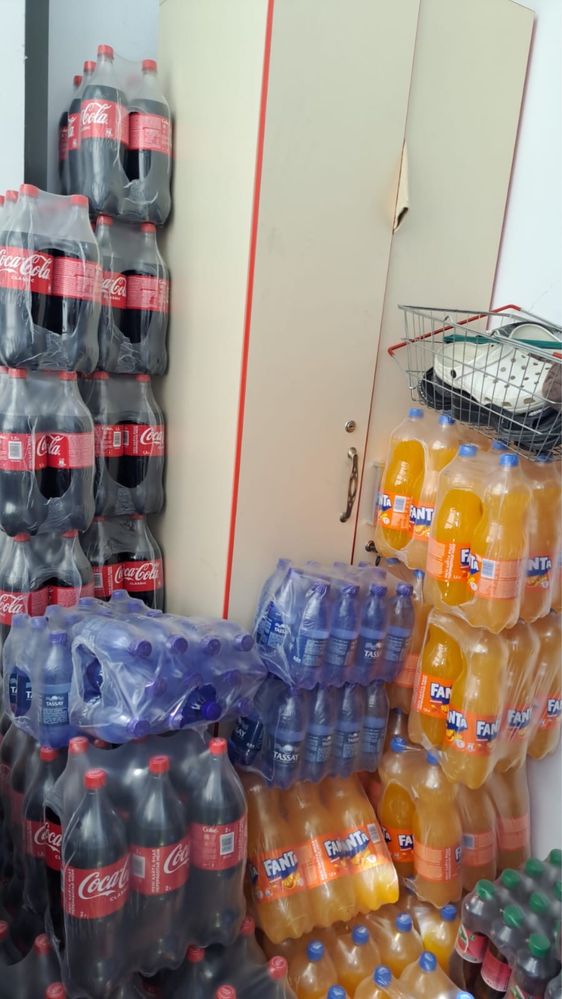 Продам шкафы, стол в хорошем состоянии.