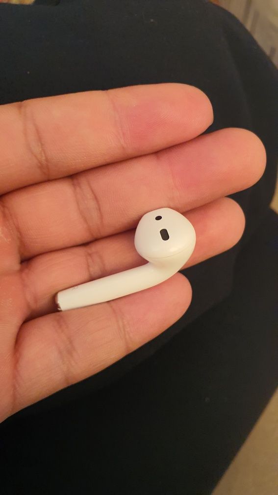 Продам левый и правый наушники  airpods  2