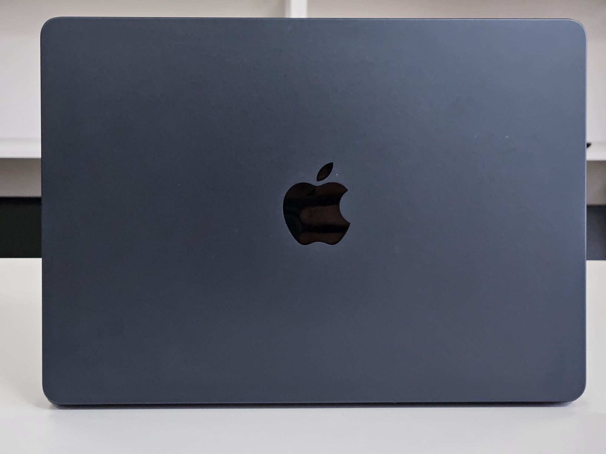 Шикарный ноутбук Macbook air 13 2022 - M2/8GB/256GB/GPU M2 151Цикл/98%