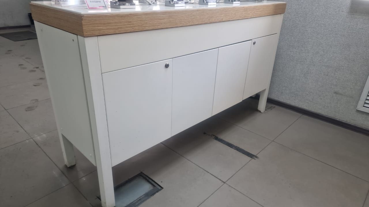Стол для выкладки товара, можно использовать в качестве шкафа