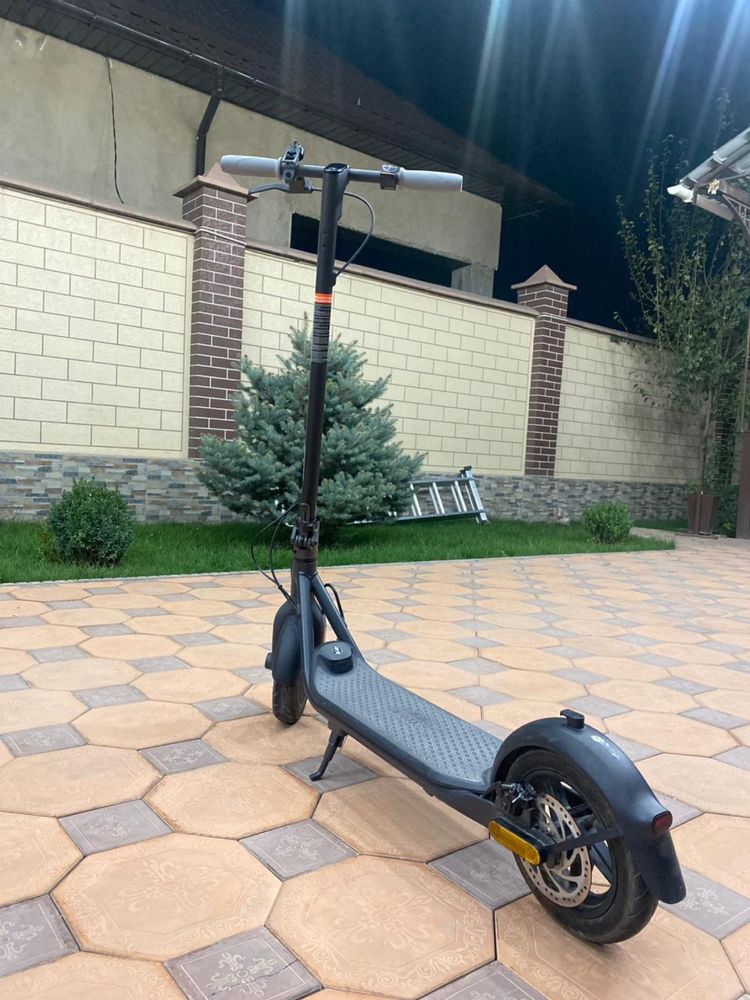 Продаю электро самокат в хорошеем качестве   kickscooter ninebot f20a