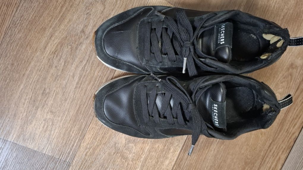 Мужские кроссовки Sketchers черные на белой подошве