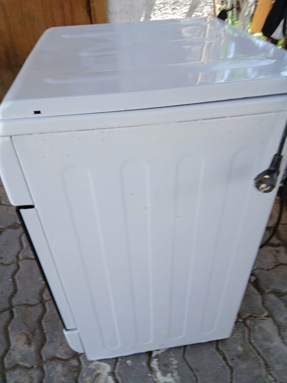 Продам газ плиту indesit