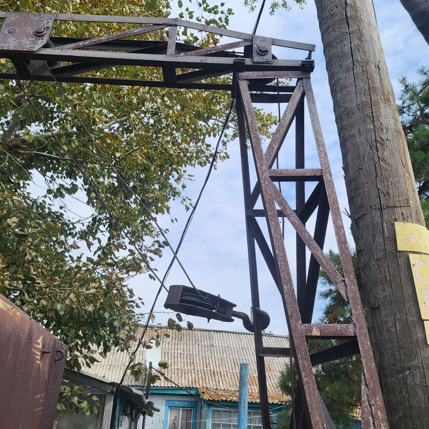 Продам цистерну на колёсах 1 остная под воду или топливо 3 куба.
