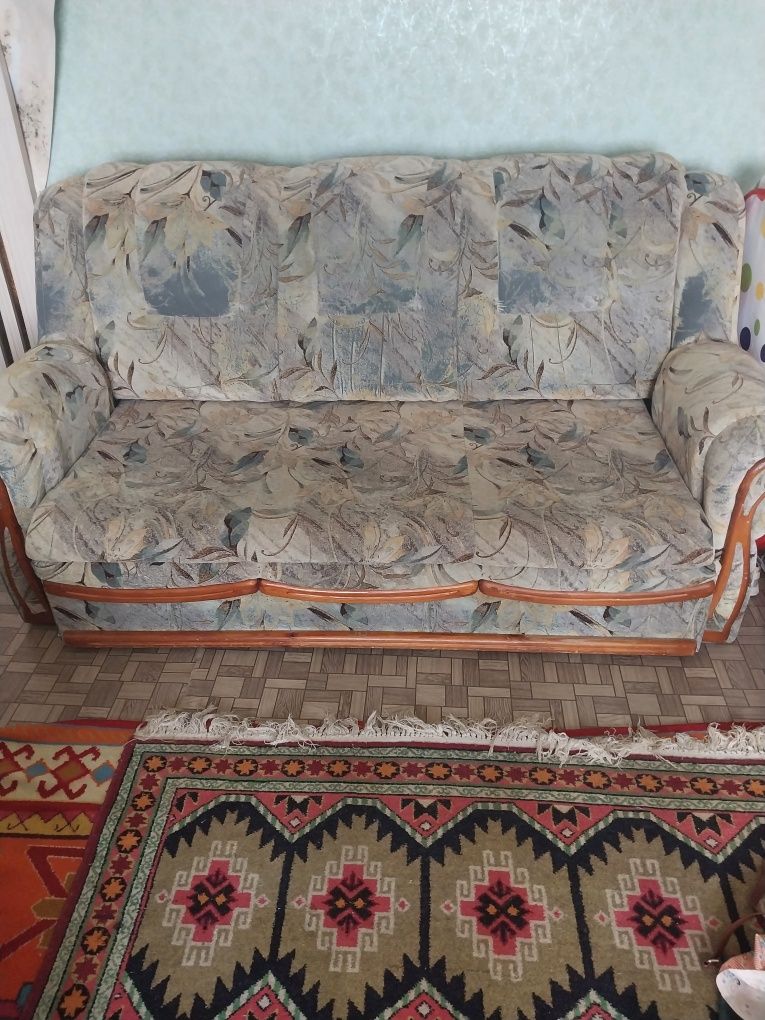 Продам выдвижные диваны 2 штуки