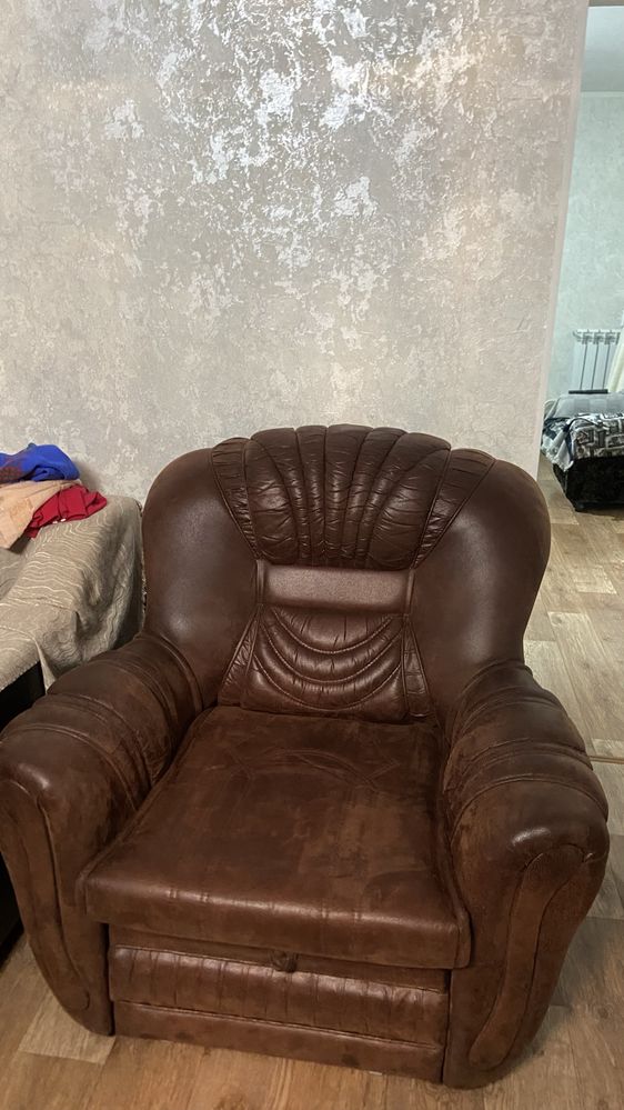 Продам угловой диван с креслом