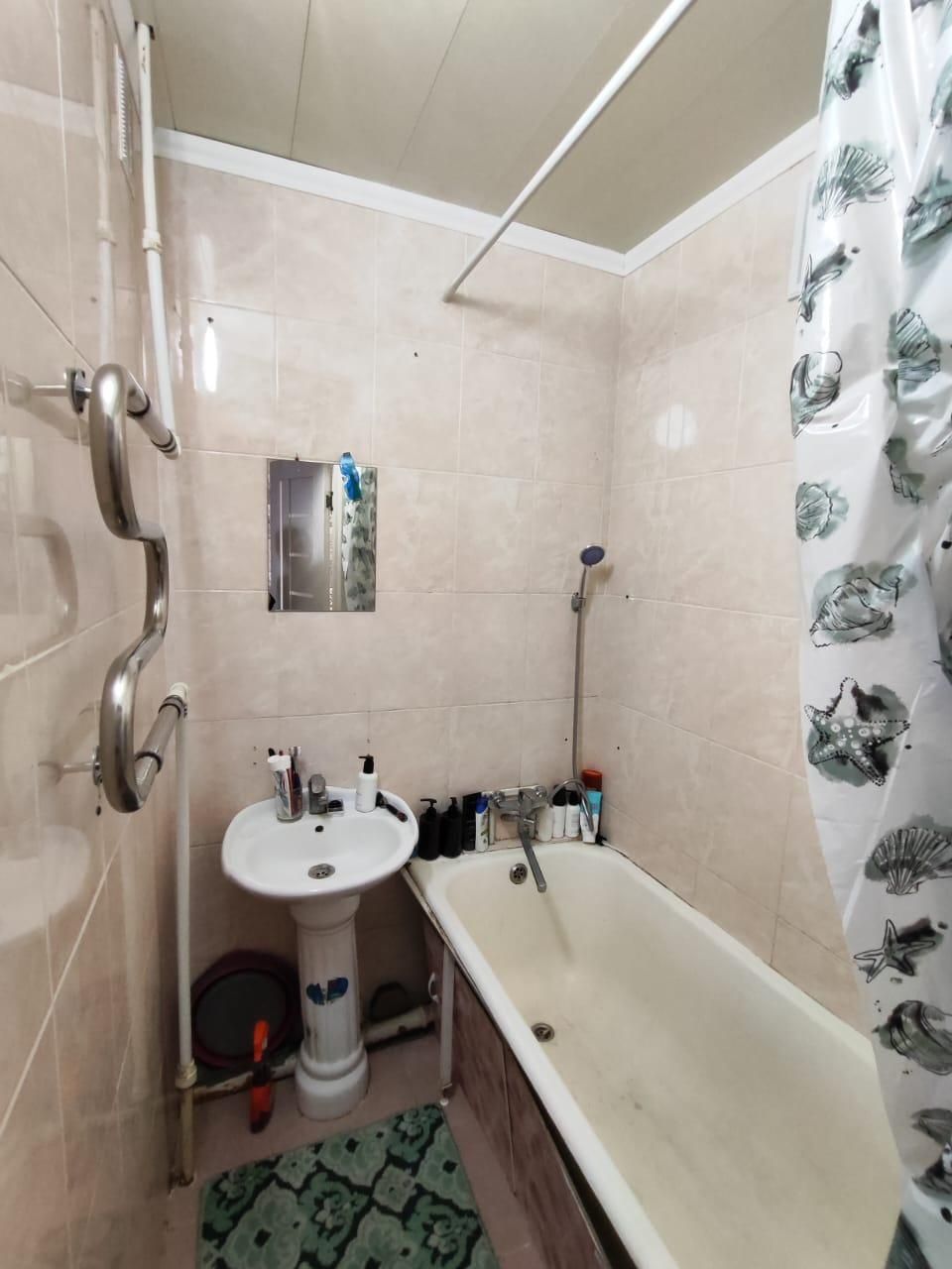 Продам 3 комн квартиру район Достык мола. Улучшеной планировки.