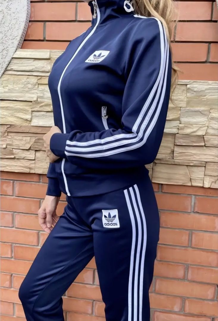 Спортивный костюм женский, фирмы " Adidas "