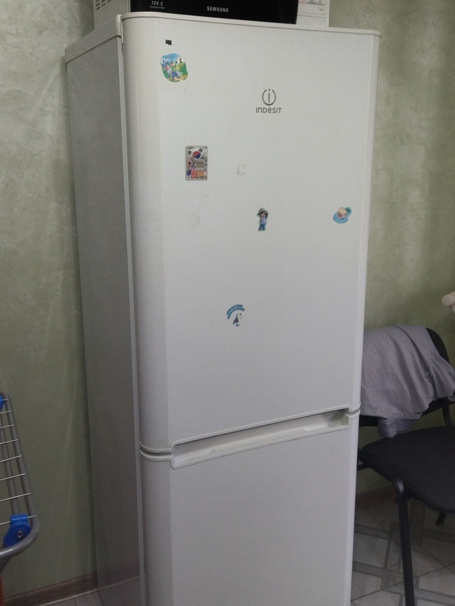 Холодильник индезит продам