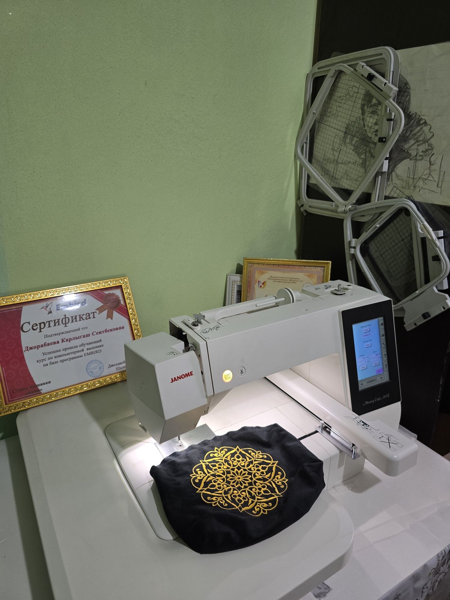 Вышивальная машина Janome Memory Craft 500E Белый