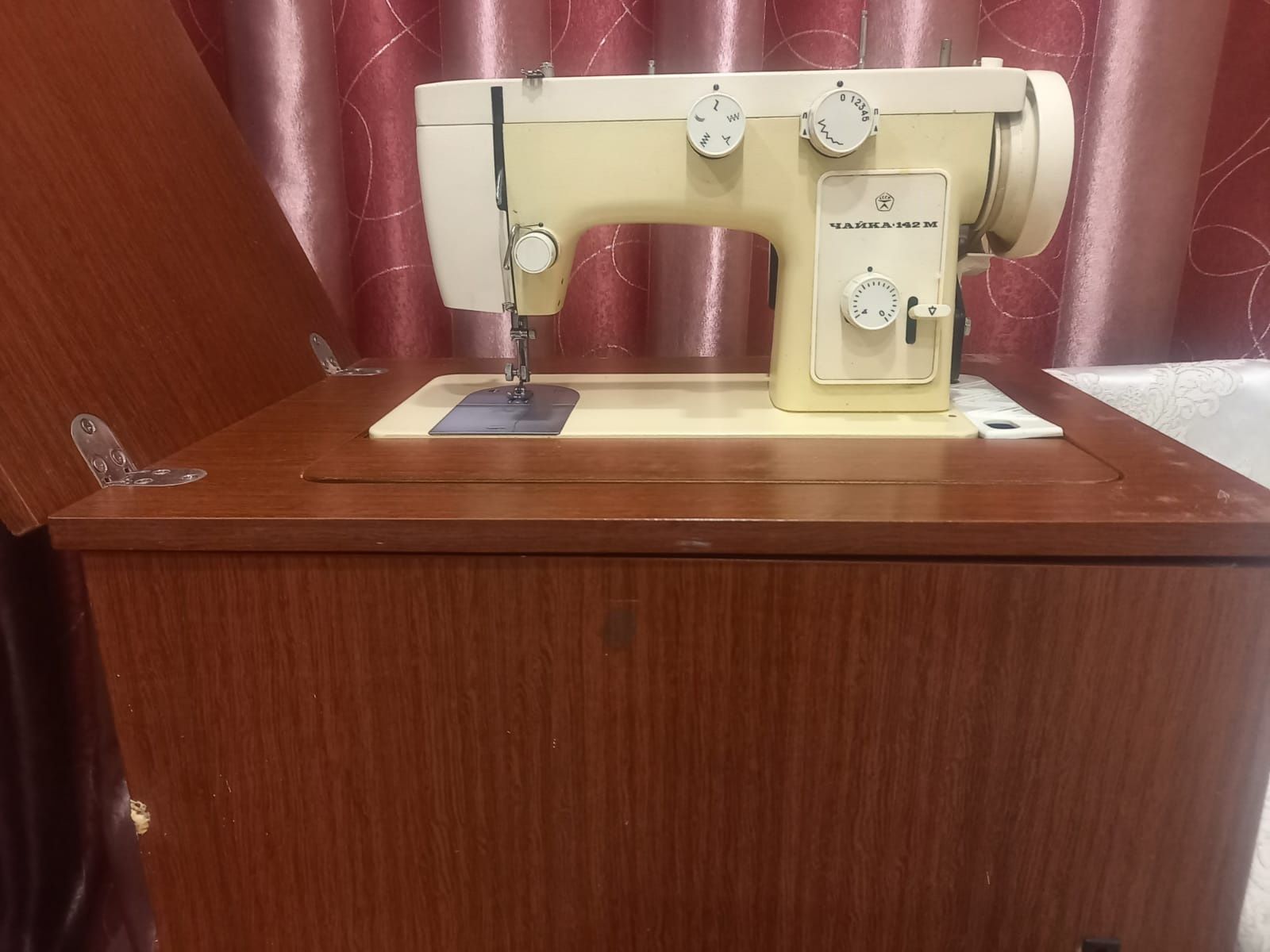 Продам швейную машинку "Чайка-142 М".