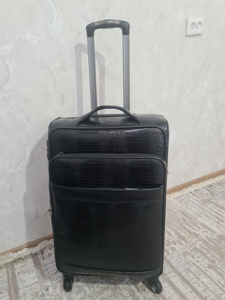 Чемодан дорожный