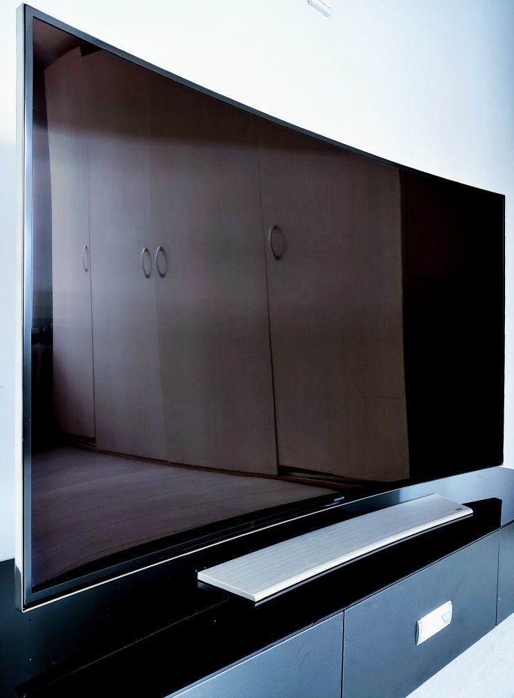Продам Большой 4K UHD Smart телевизор Samsung с диагональю 140 см