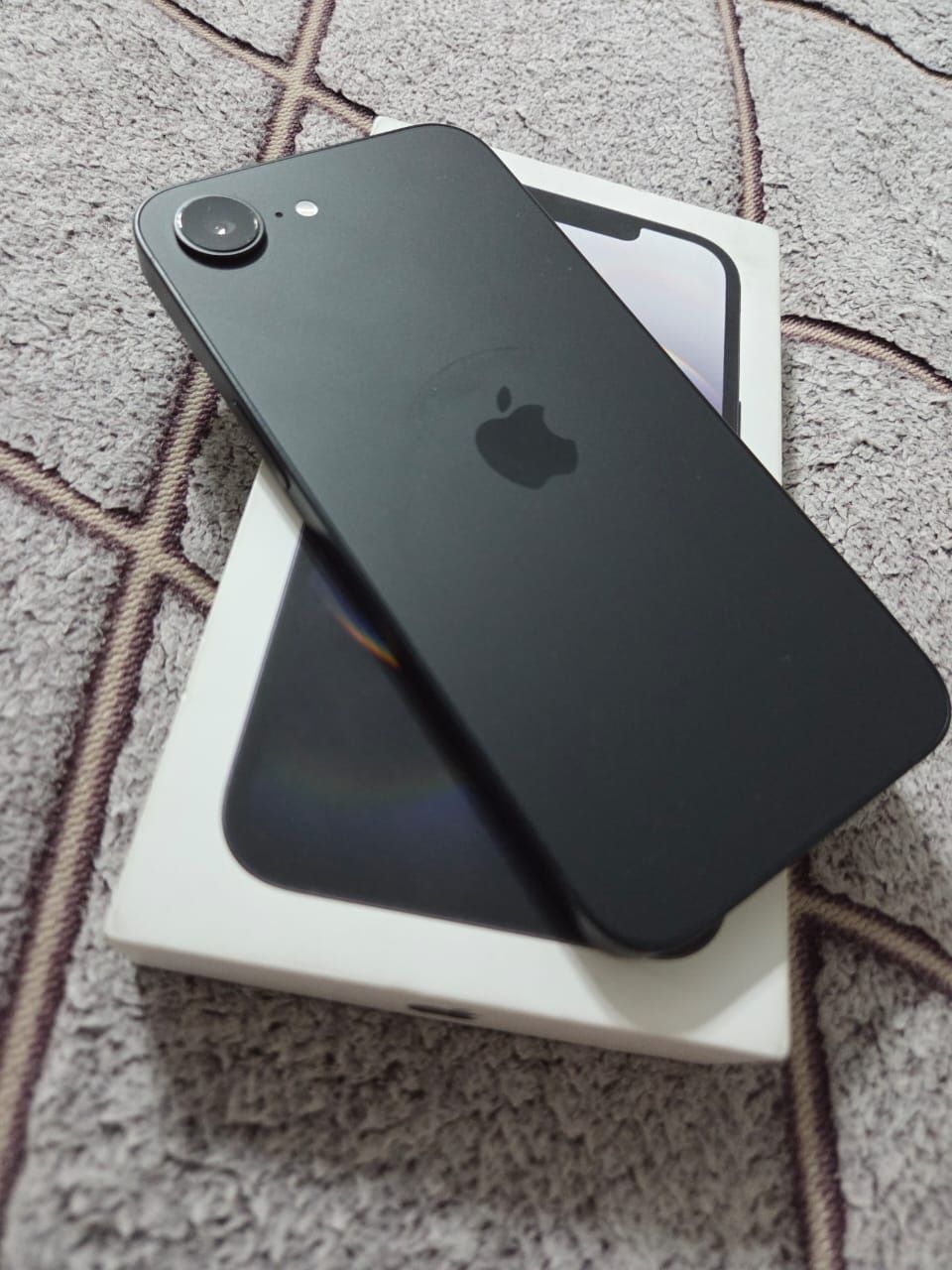 Продам IPhone 16e