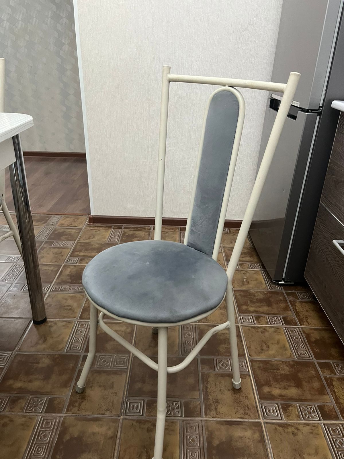 Продам стол и стулья