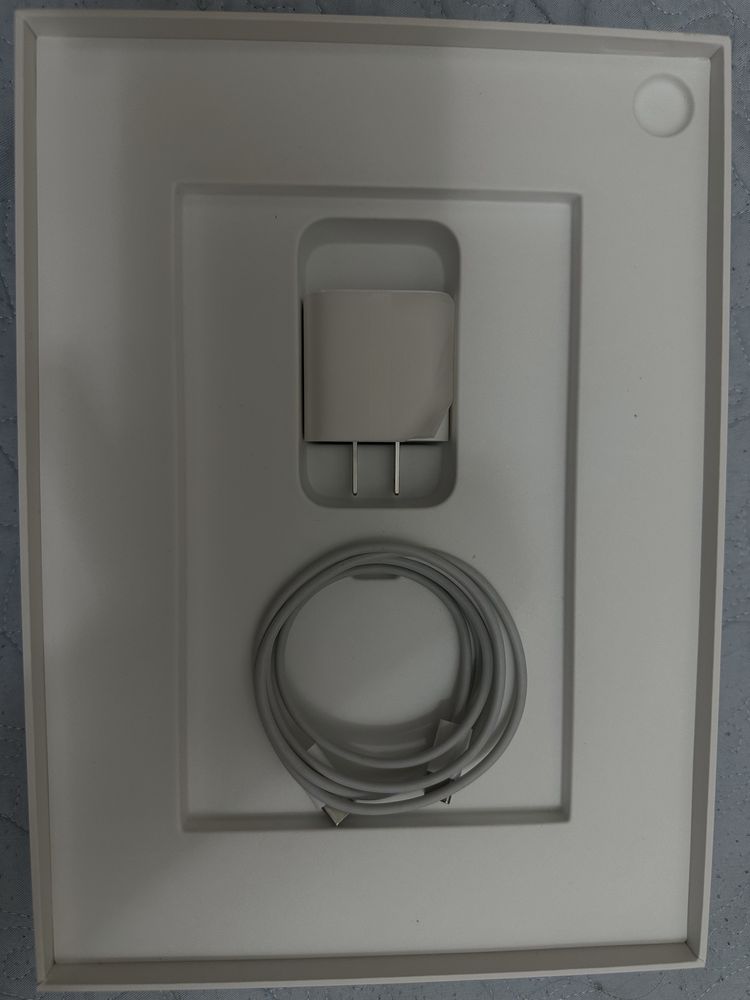 Продам Планшет Apple iPad Air 2022 Wi-Fi 10.9 8 Гб/64 Гб фиолетовый