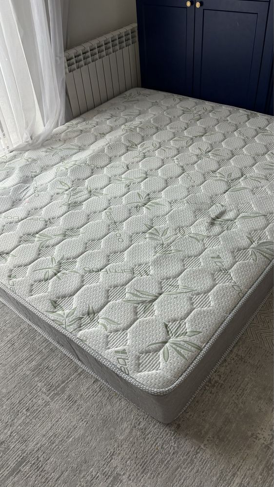 Продаю матрасс на кровать 200*180, пользовались 2 года, переезжаем