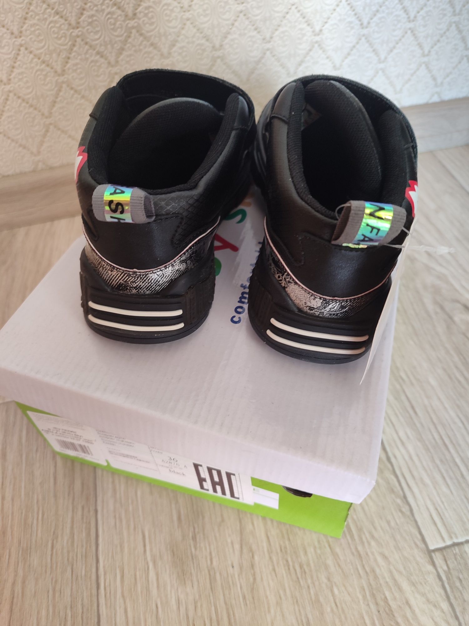 Продам кеды новые!