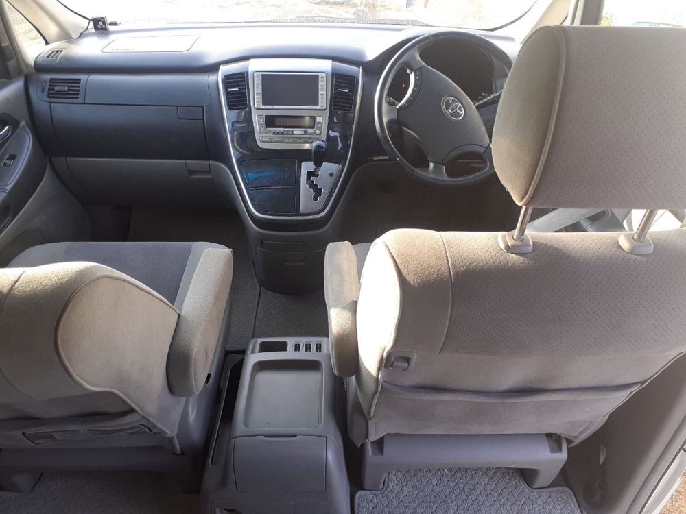 Toyota Alphard 2005