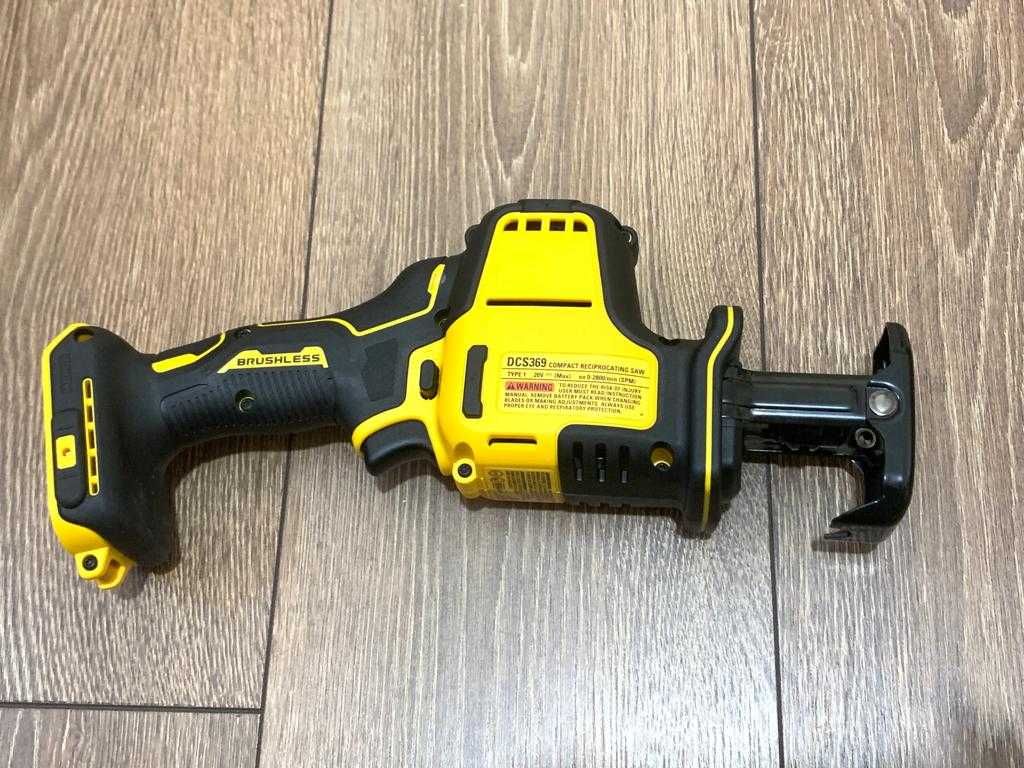 Пила сабельная аккумуляторная DeWALT DCS369