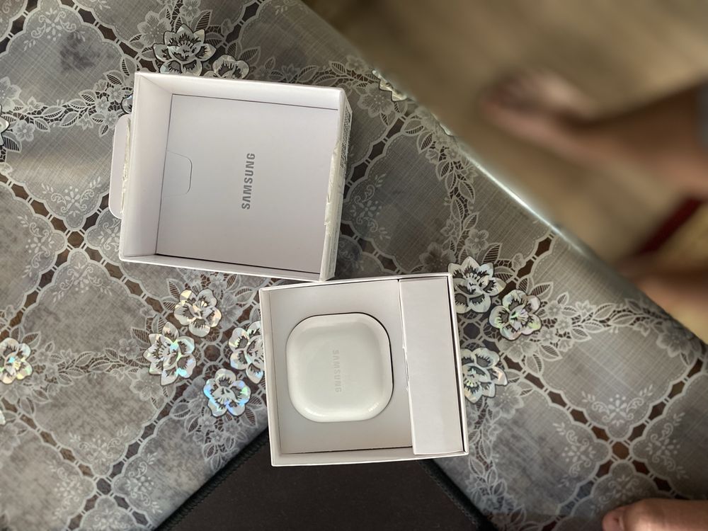 Наушники Samsung Galaxy Buds FE с коробкой, но без кабеля.