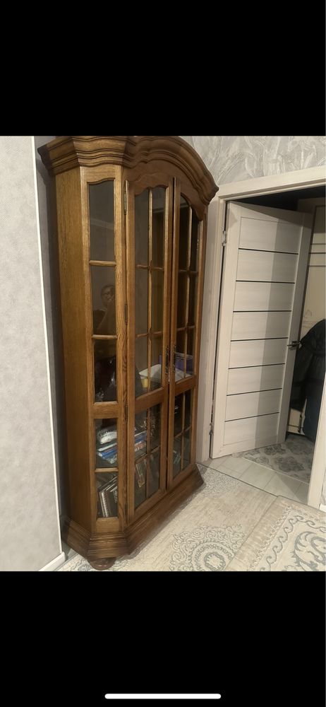 Шкаф,сервант-хомут чистая дерева прочная состояния очень хорошая цена