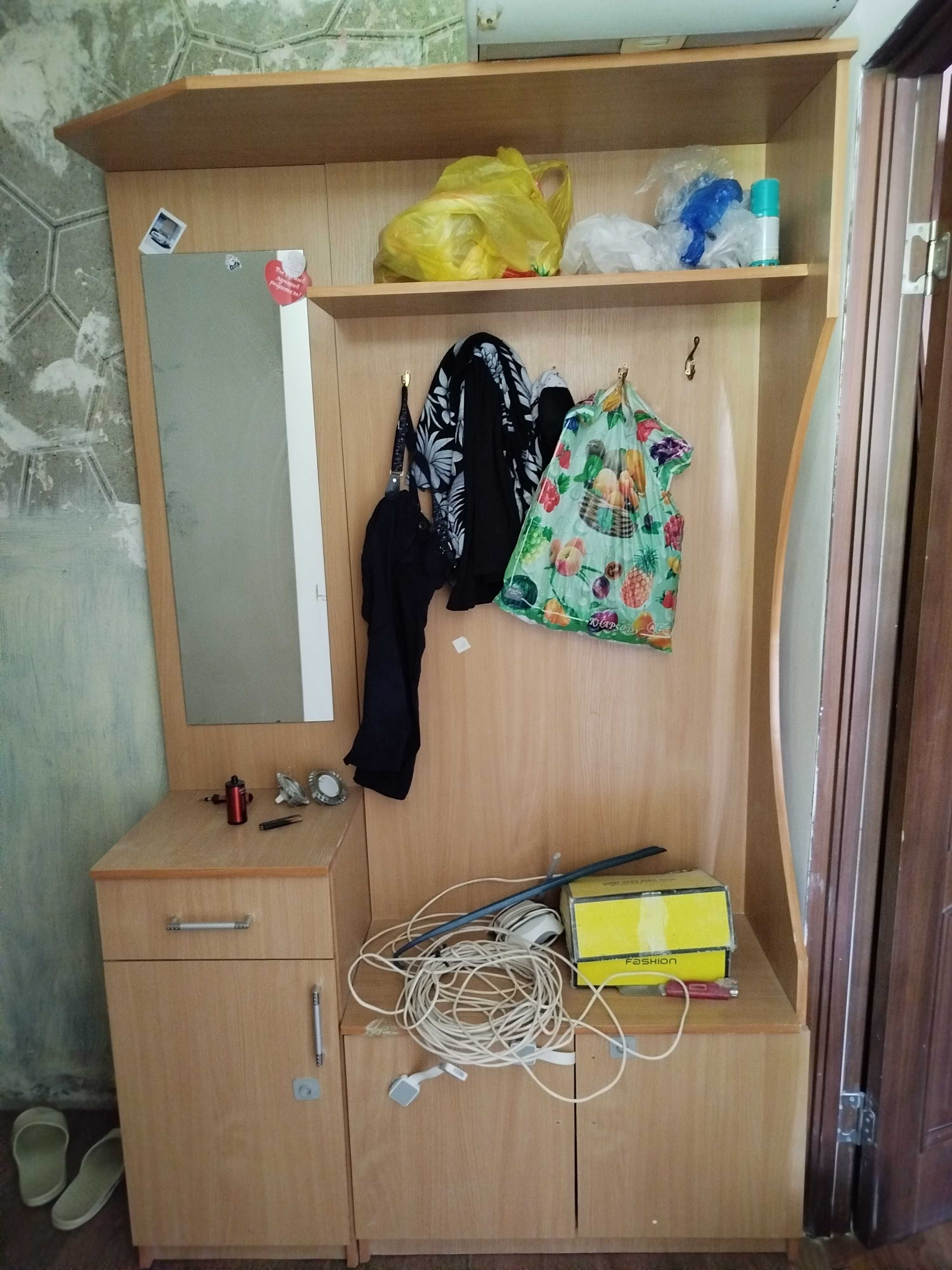 Прихожая, район омега. Самовывоз. Целая, удобная, дешёвая!
