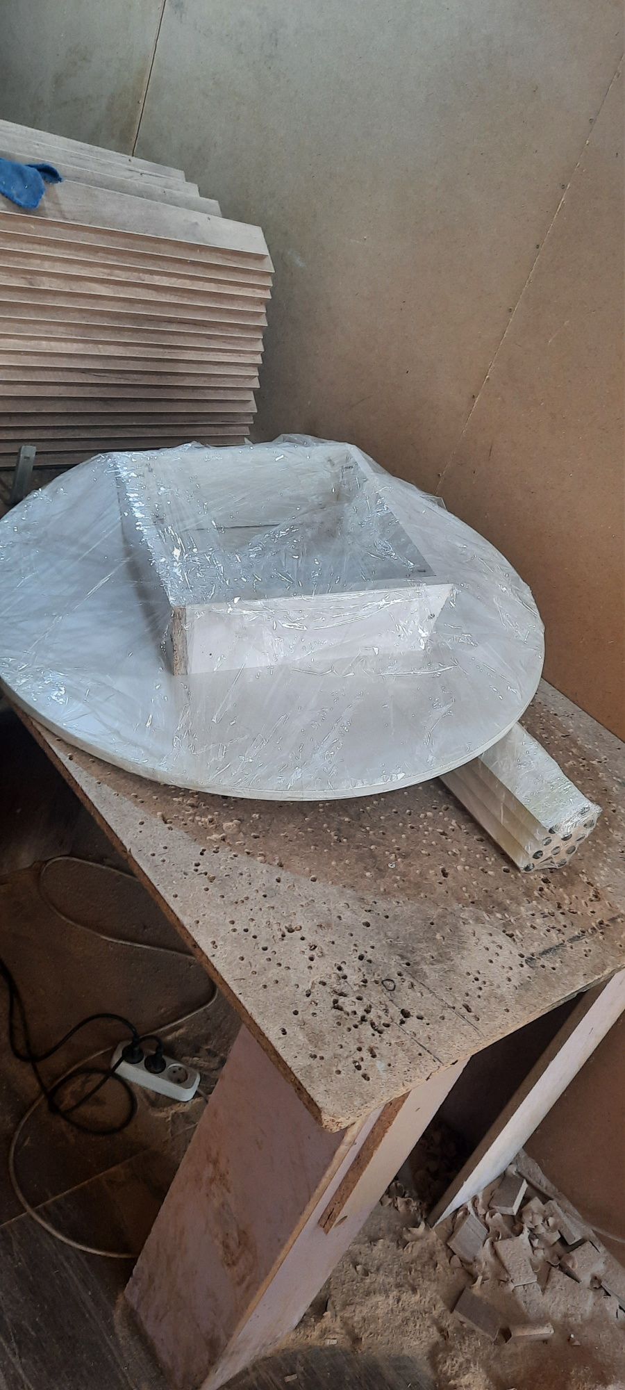 Продам столы круглые.