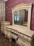 Продам спальный гарнитур в отличном состоянии (Кровать, тумбы и тд)