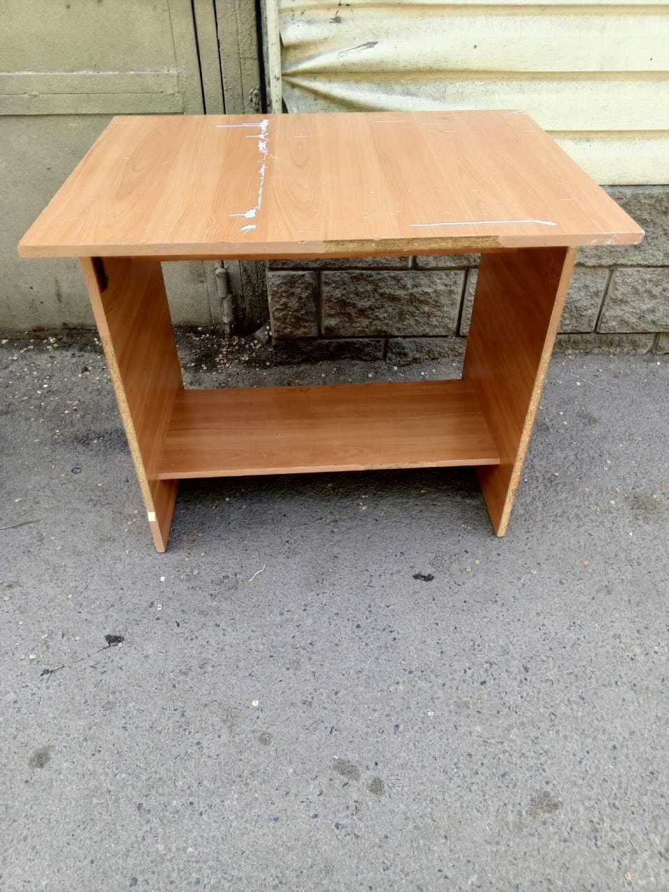 Продам стол хороший компактный, самовывоз