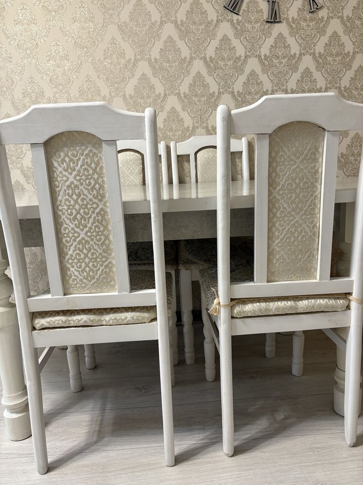 Продам стол и стулья в хорошем состоянии.