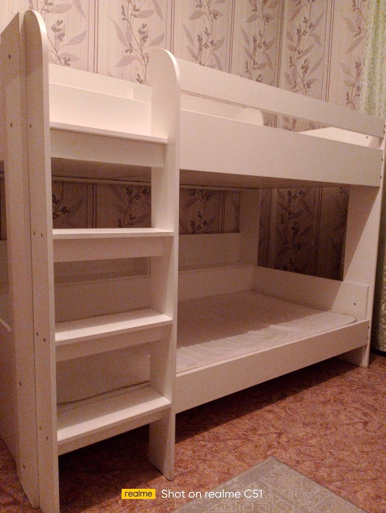 Продам.  Двухъярусная кровать белый  б/у, 40тыс.тг