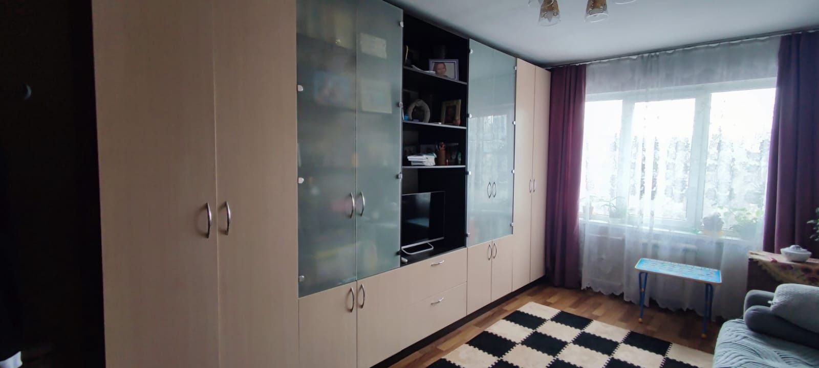 шкаф в гостиную.  Срочно. торг