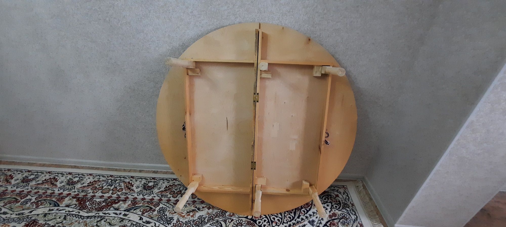 Жиналмалы дөңгелек үстел сатылады. Жаңа, жақсы жағдайда.