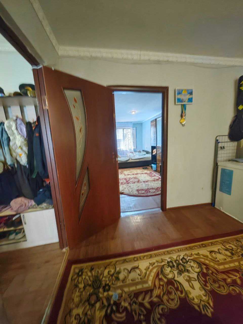 на Суюнбая. Требует ремонт. Можно в ипотеку