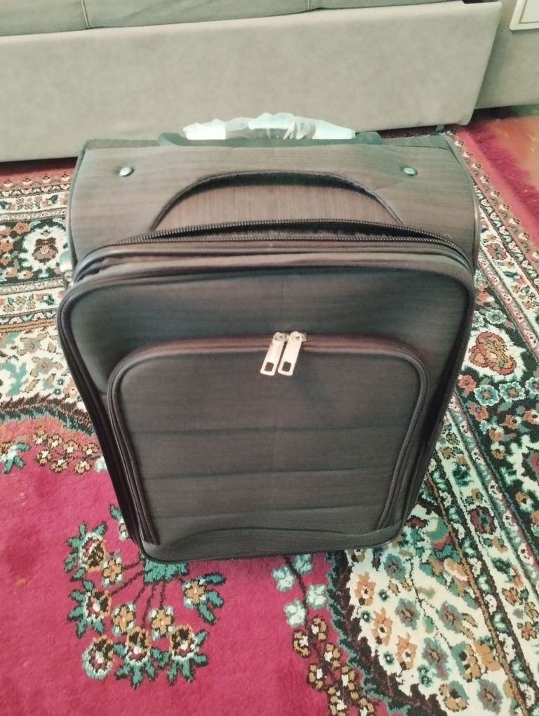 Чемодан 40л новый